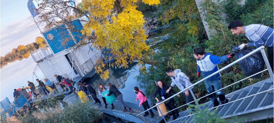 After the cleanup – unloading the collected waste from the boats. (Photo: Fruzsi Kardoss / Plastic Cup)