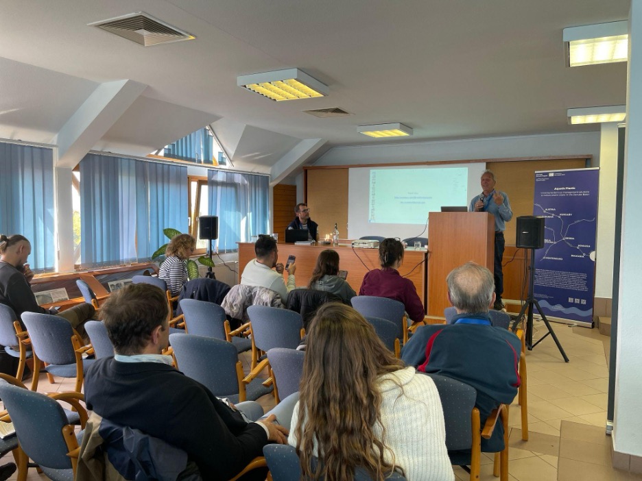 Nick Thorpe, BBC reporter, giving a presentation at the closing conference. (Photo: Sára Bőhm / Plastic Cup)